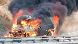 Paura in tangenziale, furgone prende fuoco e viene divorato dalle fiamme davanti agli automobilisti