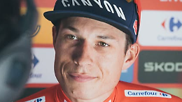 Vuelta a España 2025, arrivo spettacolare a Novara: Philipsen trionfa nella 1ª tappa e veste la maglia rossa (FOTO)
