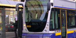 Corsa folle dietro al tram: ciclista insulta, finge un investimento e lancia un cetriolo