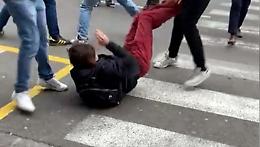 Accerchiato e picchiato in strada da una baby gang. Volevano il suo monopattino