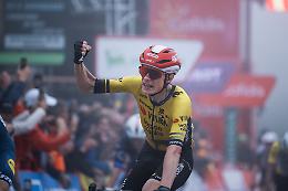Vuelta 2025, Vingegaard trionfa a Limone e veste la maglia rossa: le spettacolari  foto dell’arrivo in salita (FOTO)