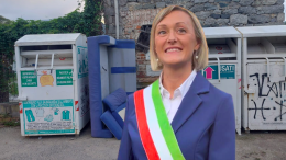 Cuorgnè, un divano tra i rifiuti: le telecamere incastrano i furbetti