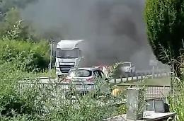 Auto in fiamme a Lauriano davanti alla Luxottica: traffico rallentato