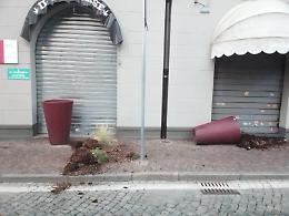 Amaro risveglio: fioriere rovesciate in corso Nigra a Ivrea
