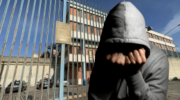 Paura nel carcere di Ivrea, detenuto si arrampica sul tetto e minaccia di non scendere