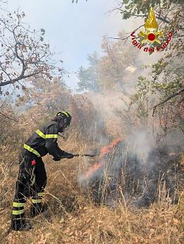 Incendio a Meana di Susa, vigili del fuoco in azione per ore