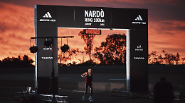 Kubheka rompe il muro delle 6 ore sui 100 km, ma sotto i riflettori finiscono le scarpe Adidas
