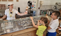 Il miele del bosco e il latte fresco: l'arte del gelato fatto come una volta... (VIDEO)