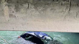 Auto precipita in un canale: tre persone salvate dai Vigili del Fuoco