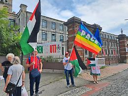Striscioni e bandiere per Gaza durante la Vuelta in Canavese