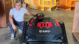 Gassino, il sindaco col tosaerba fa un "upgrade": ora a tagliare il prato sarà un robot
