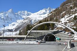 Traforo del Monte Bianco: dal 1° settembre chiuso tre mesi. Caos viabilità e proteste