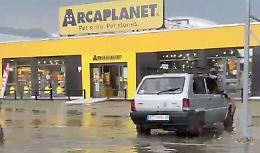 Acqua alta a Ivrea: a Bellavista il dosso-diga allaga la fermata e corso Vercelli sembra Venezia