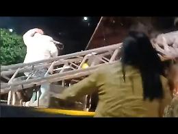 Rischia la vita durante un concerto. Crolla il set di luci sul palco, artista salvo per miracolo