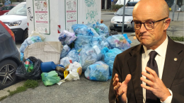 Caos rifiuti a Chivasso: sacchi di plastica davanti ai cassonetti del tessile. La replica di Fluttero: «Non è colpa nostra»