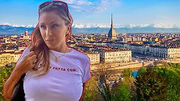 Sabrina Salerno conquista Torino con una foto dalla Mole e la maglia “Sono fatta così”