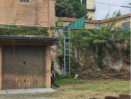 Case ATC di corso Nigra. Eccezionale scoperta... Gli abusivi non sono uomini ragno. Usano la scala antincendio