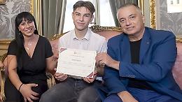 Diciassettenne sfida un branco di bulli e salva un uomo: il coraggio di Cristi Savin premiato in Regione Piemonte