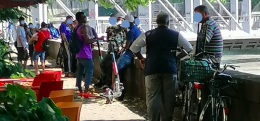 Il suk abusivo dilaga su lungo Dora Napoli: la protesta dei negozianti e il rebus dei controlli