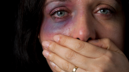 “La violenza ci ri-guarda”: a Ivrea una serata per dire no alla violenza di genere
