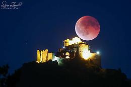 Eclissi totale di Luna a Torino: la “Luna di Sangue” incanta la città (FOTO)