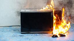 Paura in centro a Chivasso, appartamento in fiamme per un microonde in corto circuito