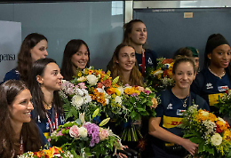 Rientro trionfale a Malpensa: le regine del volley riportano la Coppa del Mondo in Italia