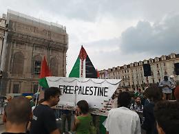 Torino in marcia dopo l’attacco alla Flotilla: da piazza Castello a Porta Nuova, la città alza la voce