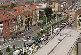 Mega ingorghi in piazza Baldissera: strada da evitare negli orari di punta. Anche oggi