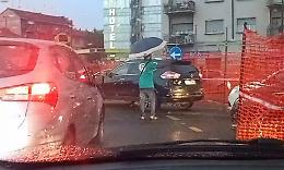 Vigili abusivi in piazza Baldissera: il caos spinge due immigrati a dirigere il traffico (VIDEO)