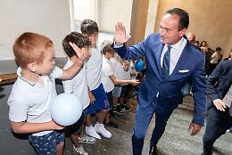 Cirio e compagnia aprono scuole, tra tagli, container e selfie istituzionali (FOTO)