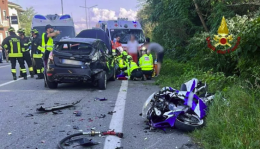 Schianto tra moto e auto: 28enne in condizioni disperate