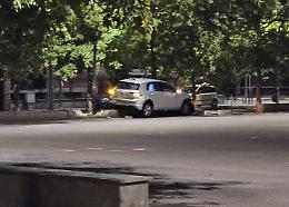 Notte di caos a Collegno, auto distrugge il muretto in piazza Concordia e scatta la caccia al responsabile