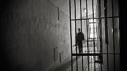 Caos in carcere: detenuti in stato alterato aggrediscono agenti, due feriti e tentativi di suicidio