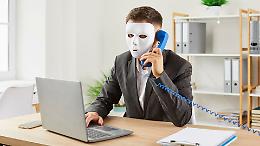 Spoofing: donna raggirata da falsi agenti perde 30 mila euro. Ecco come difendersi
