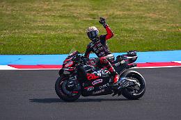 Perfezione Bezzecchi, trionfo a Misano mentre Marquez cade e Bagnaia affonda nelle retrovie (FOTO)
