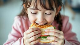 Mensa scolastica a Chivasso, marcia indietro del sindaco Castello: chi non paga può mandare i figli a scuola con il panino