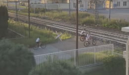 Ragazzini attraversano la Torino-Milano a piedi: paura a Vercelli dopo il video su Facebook