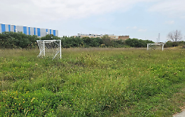 Villaggio Fiat, il campo da calcio sommerso dalle erbacce. A Settimo si balla, ma non si gioca