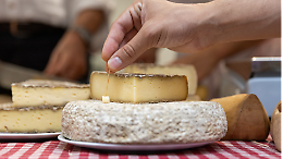 "Mio figlio avvelenato dal latte crudo, in coma dal 2017": papà attacca Slow Food a Cheese