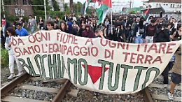 Torino scende in piazza per Gaza: in 10mila sfilano per le strade del centro (FOTO)