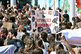 ‘Definisci bambino’: in corteo la gioventù ostinata