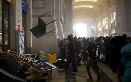 Guerriglia urbana a Milano, la città assediata: scontri, feriti e devastazioni alla Stazione di Milano Centrale