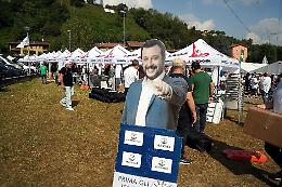 Dal pratone di Pontida al tagliere canavesano: la Lega scopre la Resistenza tra cori da stadio, salamelle e proclami contro Bruxelles