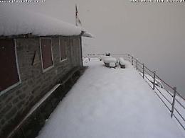 Valli di Lanzo, Groscavallo imbiancata: cadono 30 cm di neve in autunno