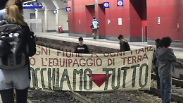 Torino nel caos: corteo pro Palestina blocca i binari a Porta Susa (FOTO E VIDEO)