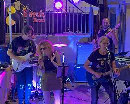 La musica dal vivo è ancora in voga e la Revok Band lo dimostra
