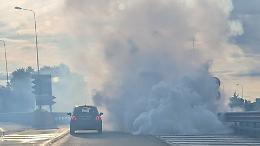 Auto in fiamme sulla tangenziale sud di Torino: traffico rallentato