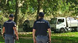 Torino, maxi blitz all’alba nel parco: sgomberata la roccaforte di spaccio e prostituzione