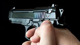 Colpi di pistola all’alba a Bruino: 64enne ferito in una rapina sotto casa